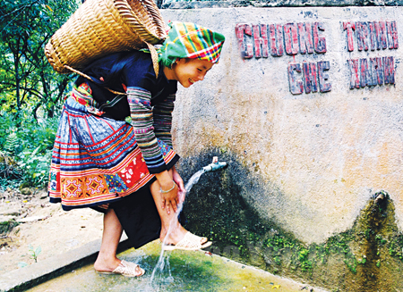 Đến hết năm 2015, số hộ dân nông thôn được dùng nước hợp vệ sinh đạt trên 85%. (Ảnh: Thu Trang)